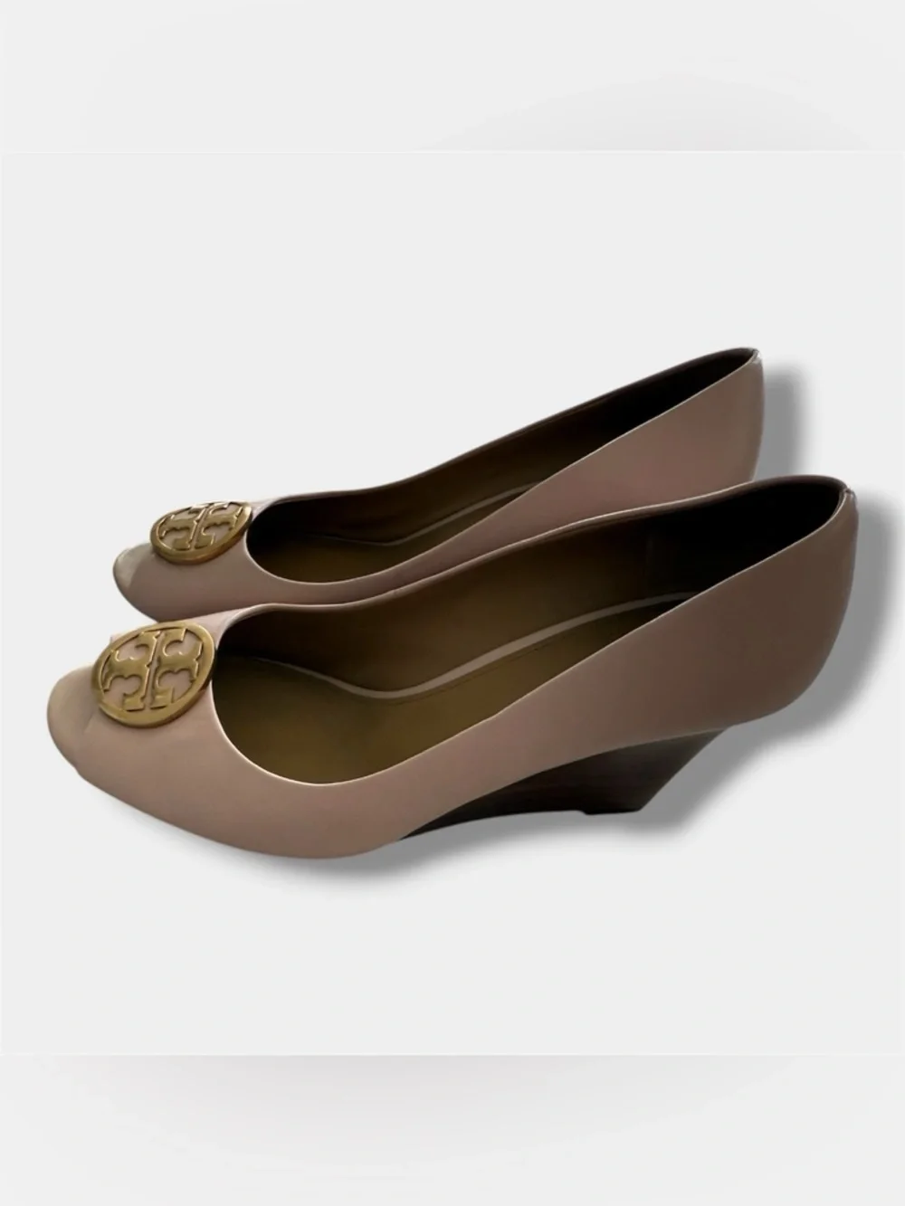 Tory Burch Benton Wedge Sandals Seashell Pink Peep Toe Gold Medallion Women 8.5